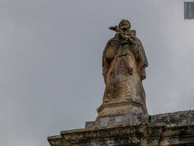 Ai lati compaiono altre due sculture, rispettivamente di San Francesco...